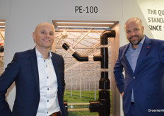 Dennis Schipper en Rogier van Rees (Van de Lande) met de PE-100 stomplastfiting, gebruikt bij ondergrondse leidingsystemen in de kas.